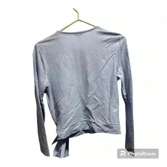 Dynamite Women’s Blue Denim Jean Tie Bottom Buttons Long Sleeve Top Size Medium - Picture 2 of 3